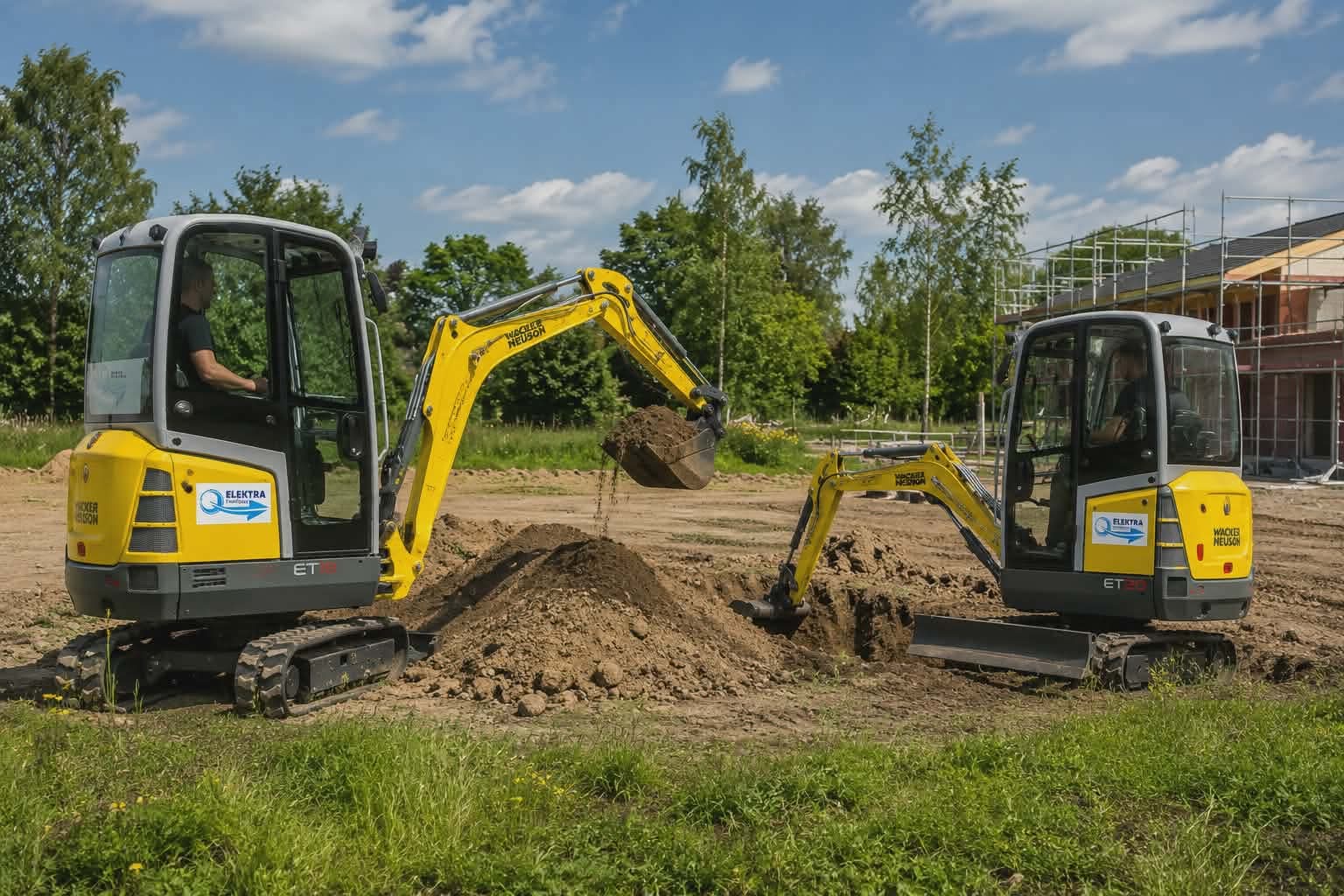 Bauarbeiter, der auf einer Baustelle eine Platte mit einer Tischkreissäge schneidet, von oben gesehen